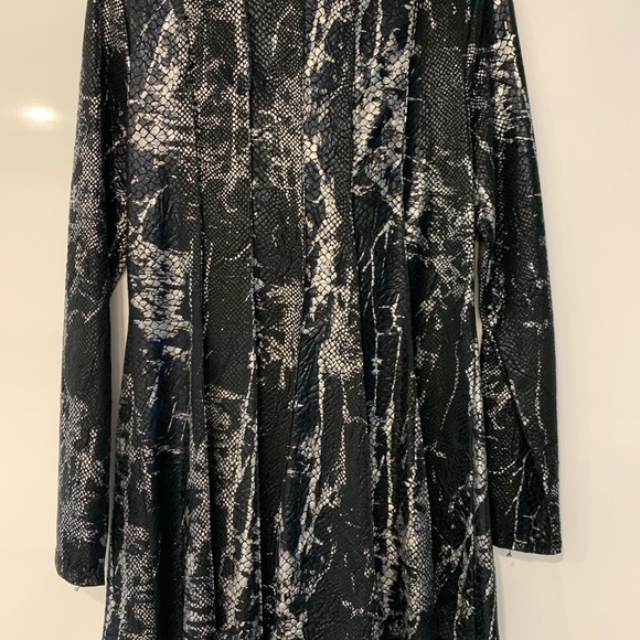 Dressy, faux animal print top with a removable necklace ! - Picture 4 of 4